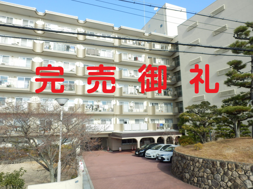 建物全体の南面の外観・正面の出入口面・駅から徒歩７分の好立地