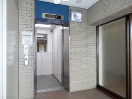 1階のエレベーターホール・1階で自動待機する設定です 1階のエレベーターホール・1階で自動待機する設定です
