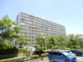 建物全体の南面の外観・定期的な大規模修繕で綺麗な外観