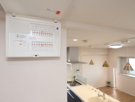 住宅分電盤・電気の主幹容量６０A・充分な回路数