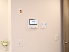 ７型ワイドのカラーモニターインターホン・給湯器の高機能メインリモコン