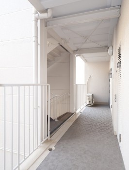 共用廊下・定期的なメンテナンスで綺麗