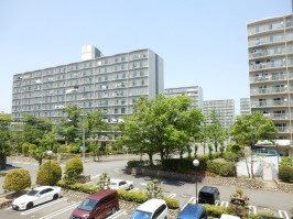 共用廊下からの眺め①・植栽も多く緑が多い