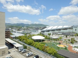 共用廊下からの眺め・マンションの北側は駐車場・南側と北側から車でアプローチ可