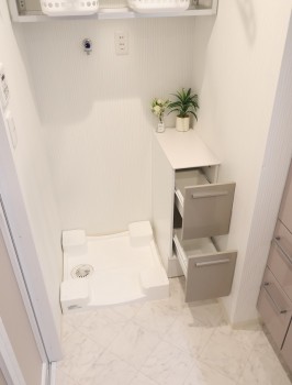 洗濯機スペース・フロアキャビネットの引き出しを開けた状態 洗濯機スペース・フロアキャビネットの引き出しを開けた状態