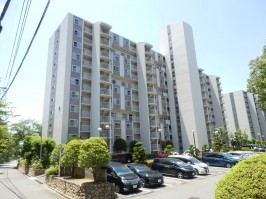 建物全体の北面の外観・正面の玄関面・駐車場