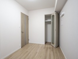 洋室2・クローゼットの建具に姿見の鏡の設置 洋室2・クローゼットの建具に姿見の鏡の設置