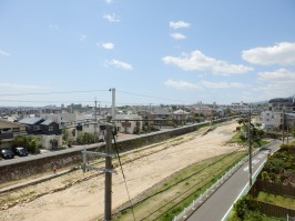 バルコニーからの眺め②西側・敷地に対して建物がゆったり建築
