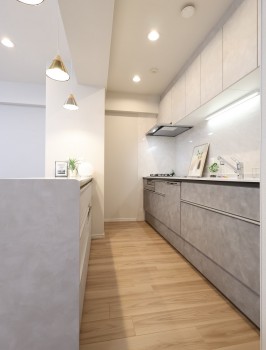 キッチンの背面に冷蔵庫スペース・カップボードを設置 キッチンの背面に冷蔵庫スペース・カップボードを設置