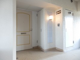 広い共用廊下・ゆったりした玄関ポーチ