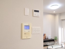 モニター付きインターホン・給湯器のメインリモコン・照明のスイッチ モニター付きインターホン・給湯器のメインリモコン・照明のスイッチ