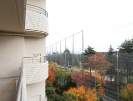 バルコニーからの眺め・道路を挟んで目の前にはゴルフ場 バルコニーからの眺め・道路を挟んで目の前にはゴルフ場