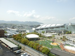 共用廊下からの眺め①マンションの北側は駐車場・南側と北側から車でアプローチ可