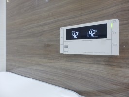 浴室とキッチンで通話ができるインターホン機能付リモコン