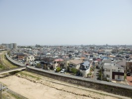 バルコニーからの眺め①東側・目の前は仁川で景色がきれい