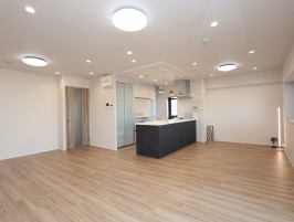 モダンで優雅な雰囲気のリビングダイニングキッチン