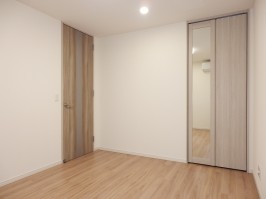 中部屋の洋室２・クローゼットの建具に姿見の鏡の設置