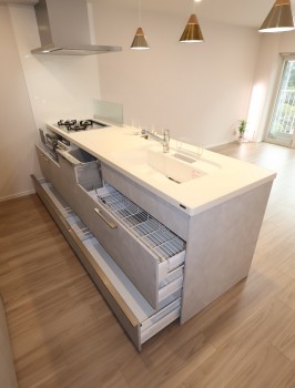 キッチンの食洗機や収納の引き出しをすべて開けた状態