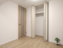 洋室１・クローゼットの建具に姿見の鏡の設置