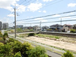バルコニーからの眺め①東側・目の前は仁川で景色がきれい