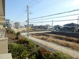 バルコニーからの眺め①東側・目の前は仁川で景色がきれい