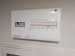 玄関ドア上部の分電盤・電気容量３０A・１２回路