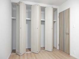 洋室１・クローゼットの建具に姿見の鏡の設置