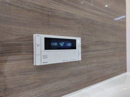 浴室とキッチンで通話ができるインターホン機能付リモコン