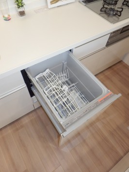 食器洗い乾燥機・庫内容量は約42L・食器収納点数は40点で約5人分 食器洗い乾燥機・庫内容量は約42L・食器収納点数は40点で約5人分