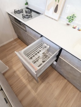 食器洗い乾燥機・庫内容量は約42L・食器収納点数は40点で約5人分 食器洗い乾燥機・庫内容量は約42L・食器収納点数は40点で約5人分
