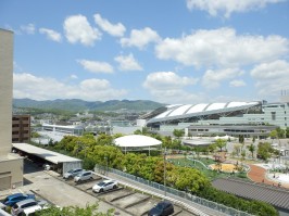 共用廊下からの眺め①マンションの北側は駐車場・南側と北側から車でアプローチ可
