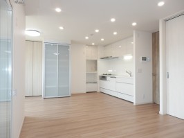モダンで優雅な雰囲気のリビングダイニングキッチン