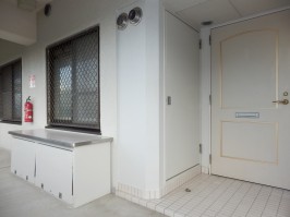 玄関前の共用廊下の専有倉庫(約1㎡)便利な収納スペース 玄関前の共用廊下の専有倉庫(約1㎡)便利な収納スペース