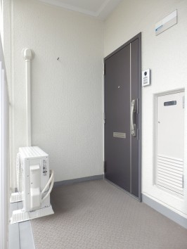 玄関前・エアコンのコア抜き（穴あけ）によりエアコン設置可能