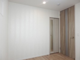 洋室２・クローゼットの建具に姿見の鏡の設置