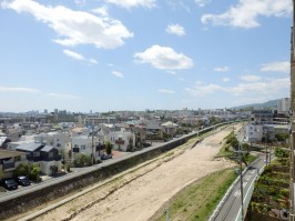 バルコニーからの眺望・西側・目の前は仁川で景色がきれい