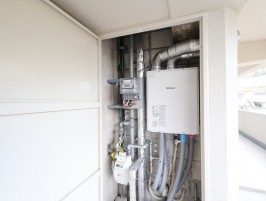 玄関の給湯器・ガス容量20号・お湯が循環する高性能な追い焚き機能付 玄関の給湯器・ガス容量20号・お湯が循環する高性能な追い焚き機能付