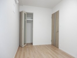 洋室2・クローゼットの建具に姿見の鏡の設置 洋室2・クローゼットの建具に姿見の鏡の設置