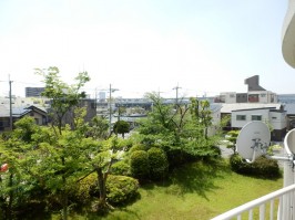 バルコニーからの眺め①西側・緑の芝生が綺麗