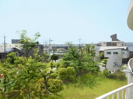 バルコニーからの眺め①西側・緑の芝生が綺麗