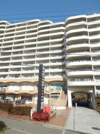 建物全体の南面の外観・正面の出入口面 建物全体の南面の外観・正面の出入口面