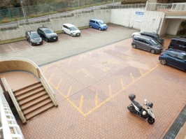 2階の店舗前通路からの様子・店舗の専用駐車場 2階の店舗前通路からの様子・店舗の専用駐車場