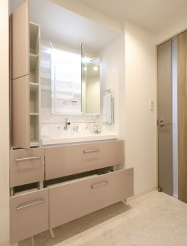 洗面化粧台の三面鏡・引き出し・トールキャビネットを開いた状態 洗面化粧台の三面鏡・引き出し・トールキャビネットを開いた状態