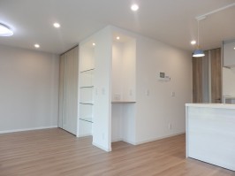リビングダイニングの電話台・強化ガラス棚・クローゼット