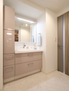 洗面化粧台全体・LED照明やくるりと回せるくるくる水栓を装備 洗面化粧台全体・LED照明やくるりと回せるくるくる水栓を装備