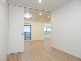 洋室1とリビング・3枚吊戸を開いた状態です 洋室1とリビング・3枚吊戸を開いた状態です