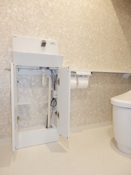 手洗いキャビネットの内部・トイレットペーパーが収納できます