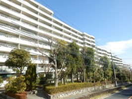 建物の表面の遊歩道・建物は定期的な大規模修繕できれい