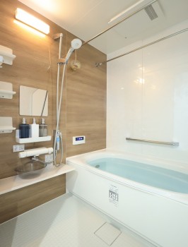 優しい木目調の１４１６のバスルーム・便利なマグネットシェルフも便利