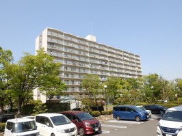 建物全体の南面の外観・定期的な大規模修繕で綺麗な外観